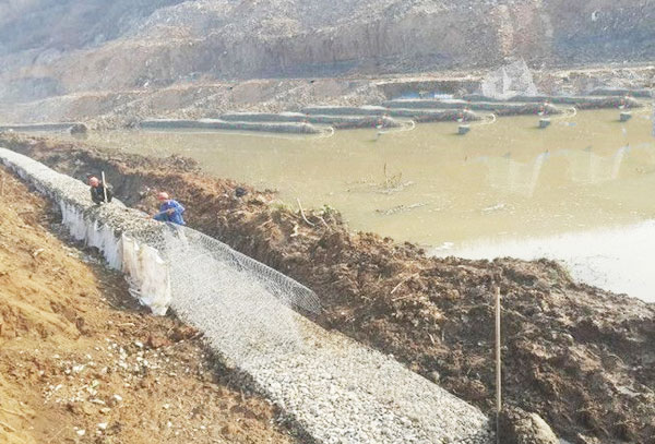 云南格宾石笼网在河道防洪中使用